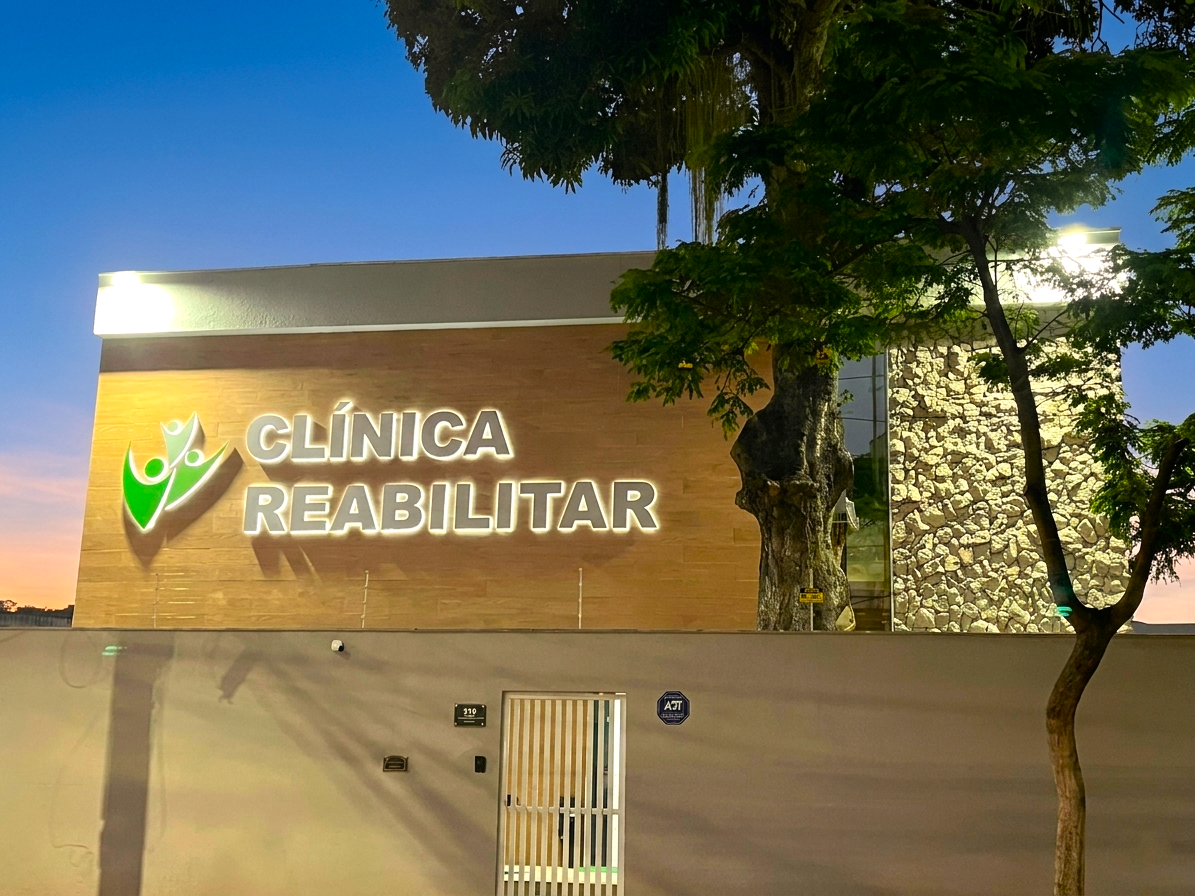 Fachada da Clínica noite